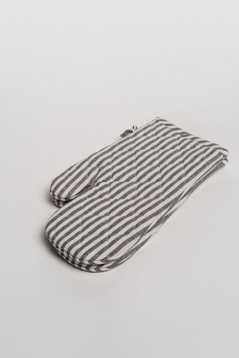 Fabstyles Bistro Stripe Oven Mitt Set: Stylish Safety for Your Kitchen