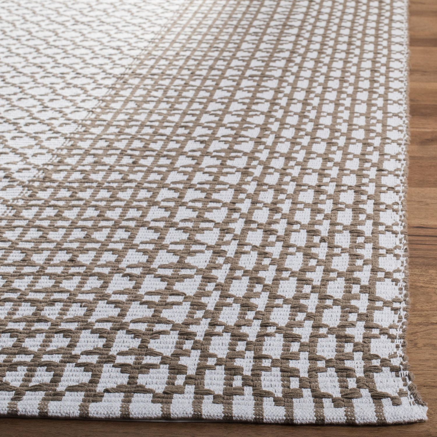 Safavieh Montauk Cara Geometric Area Rug