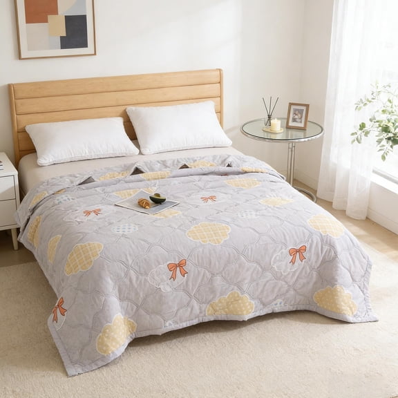 Summer Lightweight Cooling Quilt Washable Thin Comforter with Soft Breathable Fabric for Bedding and Hot Nights, Durable Stitching, Non-Clumping Fill, Ideal for Bedroom or Dorm Use, 150x200cm