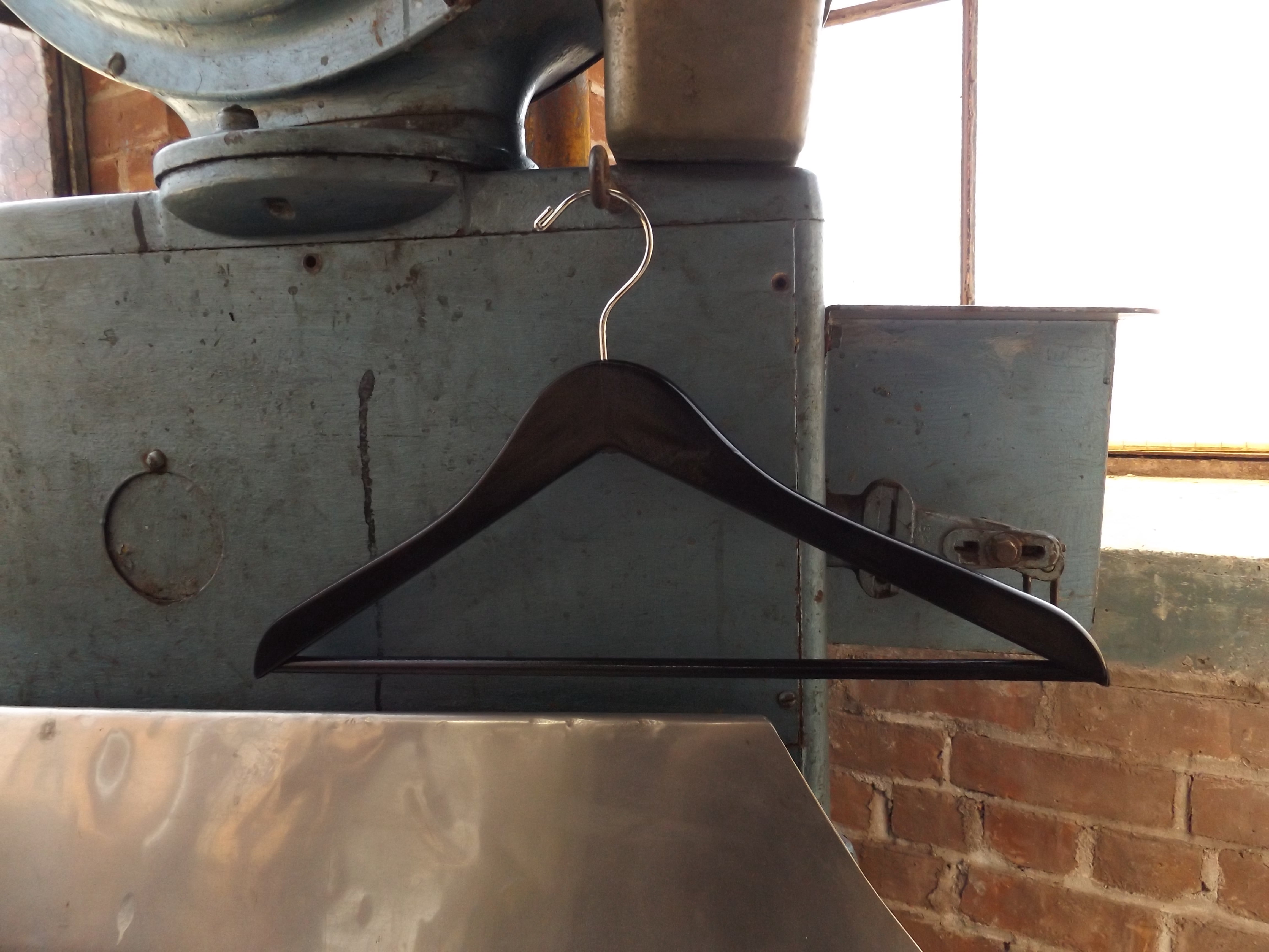 NAHANCO #8217CH 17" Black Gloss Flat Wooden Suit Hangers with Stationary Pant Bar (Pack of 100)