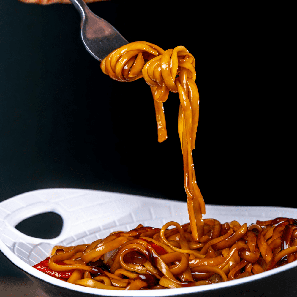 MOMOFUKU Instant Noodles 2 Flavors; 4 Each: Soy & Scallion, Spicy Soy + MerlinsMart Zine