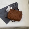 thumbnail image 4 of Bolso de moda acolchado con bolsillos laterales Bolso bandolera lindo con forma de estrella Bolso con asa superior, 4 of 8