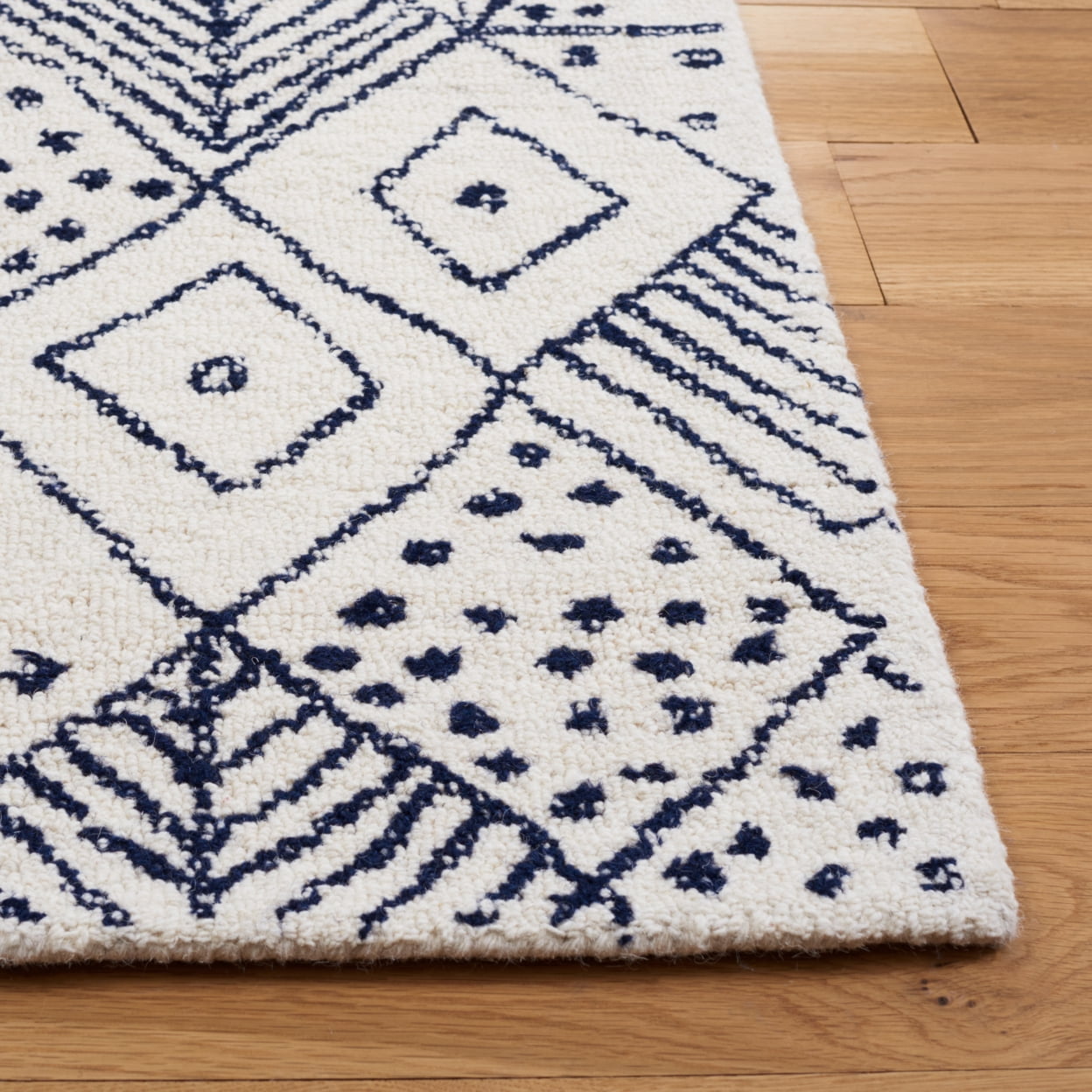 SAFAVIEH Casablanca Santana Diamond Area Rug, Ivory/Blue, 5' x 8'