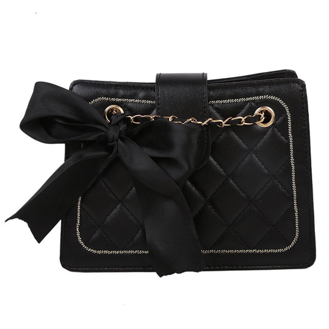 bolsos bandolera para mujer, pequeños bolsos bandolera con cadena para mujer, negro: vista frontal centrada de bolso bandolera negro acolchado con cadena dorada que pasa por ojales, lazo grande de tela negra anudado en la cadena, detalle de pespuntes en el borde y silueta rectangular compacta; material suave al tacto, correa ajustable y desmontable sugerida, ideal para uso casual y fiestas; a menudo usado también como cartera de mano para viajes cortos.