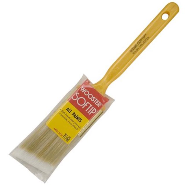 Wooster Brush Q3208-1-1-2 1.5 in. Softip Angle Sash Nylon & Polyester Paintbrush