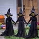 thumbnail image 4 of Decoraciones de Halloween, adornos de Halloween, regalos de Halloween Control de voz de inducción Luminoso Personas tomadas de la mano Bruja un adorno, 4 of 6