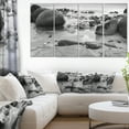 thumbnail image 1 of Moeraki Rochers Noir et Blanc, 1 of 3