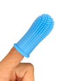 thumbnail image 2 of Diseño de 360º: el cepillo de dientes de dedo patentado para perros permite una fácil limpieza de toda la boca con solo unos pocos movimientos., 2 of 5