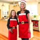 thumbnail image 1 of Delantal festivo de Navidad para toda la familia, ideal para fiestas y celebraciones, hecho de poliéster y algodón, resistente y cómodo, disponible en talla adulto y niño, color rojo clásico,, 1 of 5