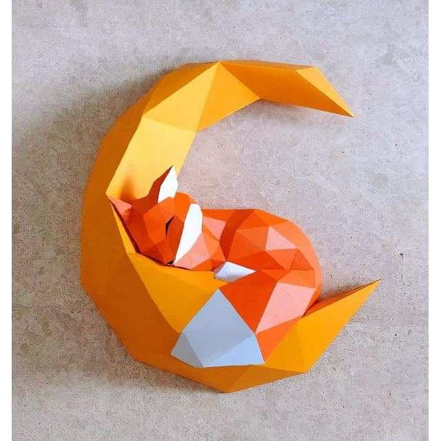 moon fox, diy papercraft templates wall decor art piece of paper ornament, geometric paper craft origami, no es un modo terminado Kit con plantilla para zorro geométrico naranja dormido sobre luna curva color oro; vista frontal centrada de papel doblado con facetas y pliegues visibles, áreas blancas en hocico y cola, sobre superficie neutra. Ideal para manualidades y decoración de pared; también suele usarse para practicar técnicas de plegado y montaje.