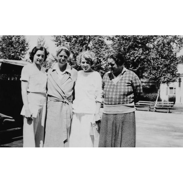 Eleanor Roosevelt And Lorena Hickok With Two Unidentified Younger Women 1933 Hickok History 36 X 24 Walmart Com Walmart Com
