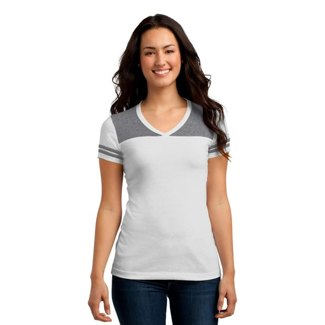 Camiseta con cuello en V District® Juniors Varsity. DT264 Blanco/ Níquel jaspeado XS Distrito DT264