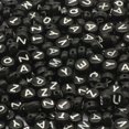 thumbnail image 1 of Cuentas acrílicas de letras mezcladas para fabricación de joyas, abalorios espaciadores de alfabeto plano redondo, blanco y negro, Diy, pulsera y collar hechos a mano, 50 piezas, 1 of 4