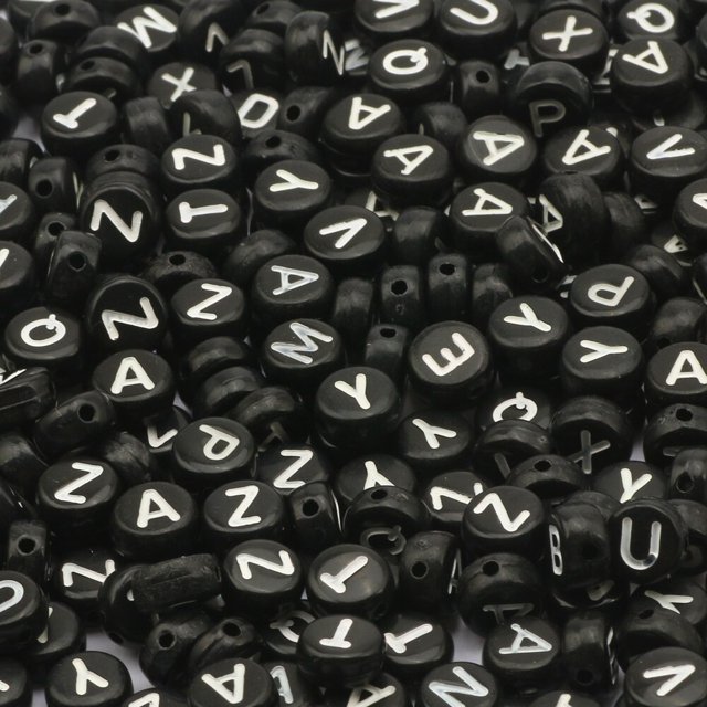 Cuentas acrílicas de letras mezcladas para fabricación de joyas, abalorios espaciadores de alfabeto plano redondo, blanco y negro, Diy, pulsera y collar hechos a mano, 50 piezas