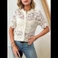 thumbnail image 4 of Camisa Informal de Encaje con Mangas Abullonadas y Cuello Redondo con Ojales para Mujer, Color Albaricoque M, 4 of 9