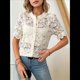 thumbnail image 4 of Camisa Informal de Encaje con Mangas Abullonadas y Cuello Redondo con Ojales para Mujer, Color Albaricoque M, 4 of 9