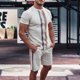 thumbnail image 3 of Conjunto de pantalones cortos casuales para hombres Diseño de color contrastante Cuello redondo Manga corta Top Shorts Trajes de chándal de verano para hombres Beige M, 3 of 6