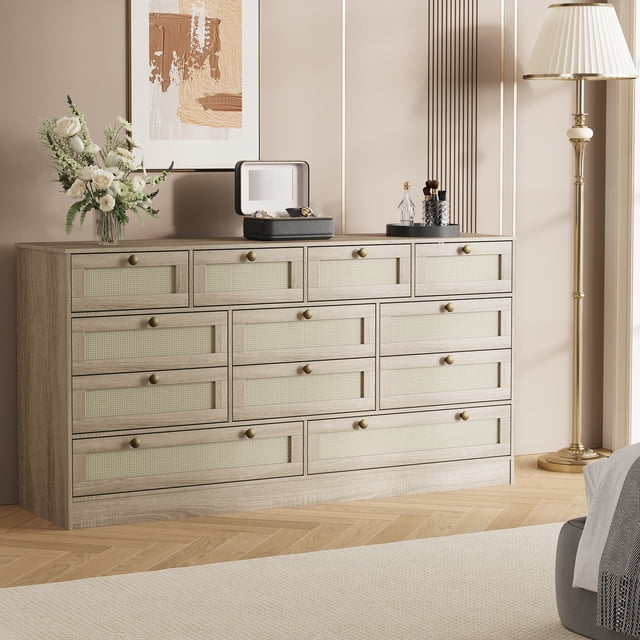 Commode Moderne en Bois Robuste à 12 Tiroirs pour Chambre - Coffre de 61 Pouces de Large avec Accents en Rotin - Armoire de Rangement et Meuble Télé pour Télé de 65 Pouces - pour Salon, Garde-Robe, Couloir, Bois Naturel