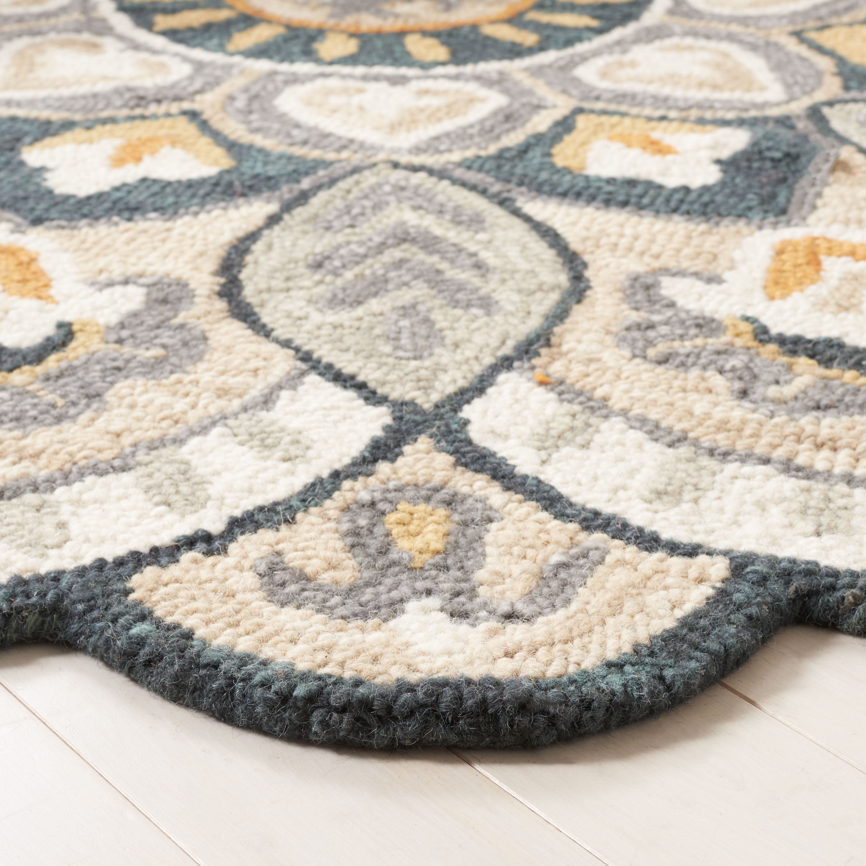 SAFAVIEH Novelty Mordikai Floral Area Rug, Beige/Navy, 8' x 8' Round