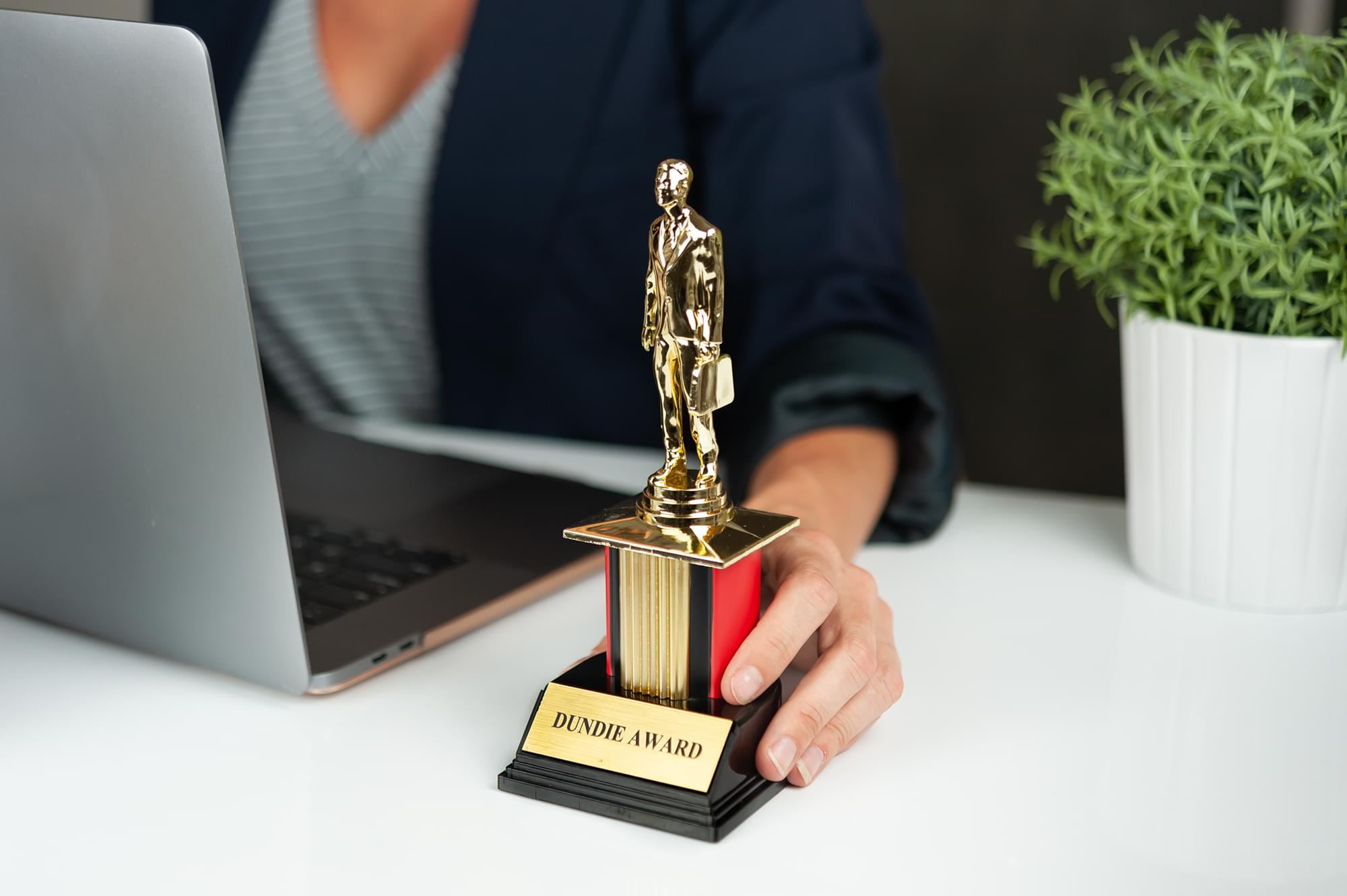 Surreal Entertainment SRE-PW-OFF-DUNDIE-C The Office Dundie Award Replica With 6 Interchangeable Plates, 8 Inches Tall