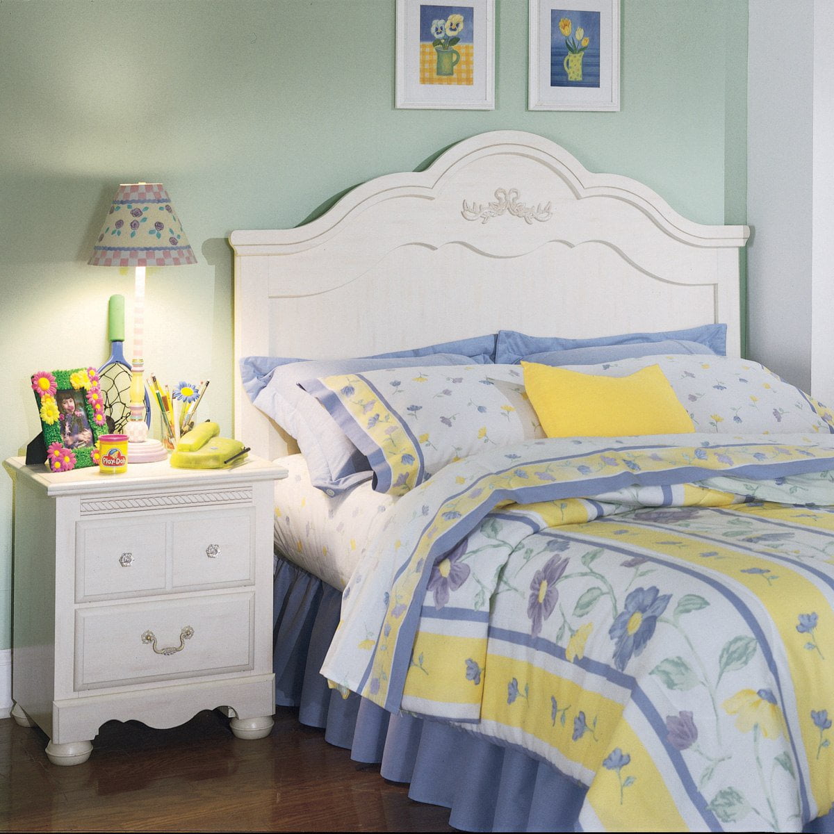 Standard Furniture Diana Sleigh Bed in White (Twin)