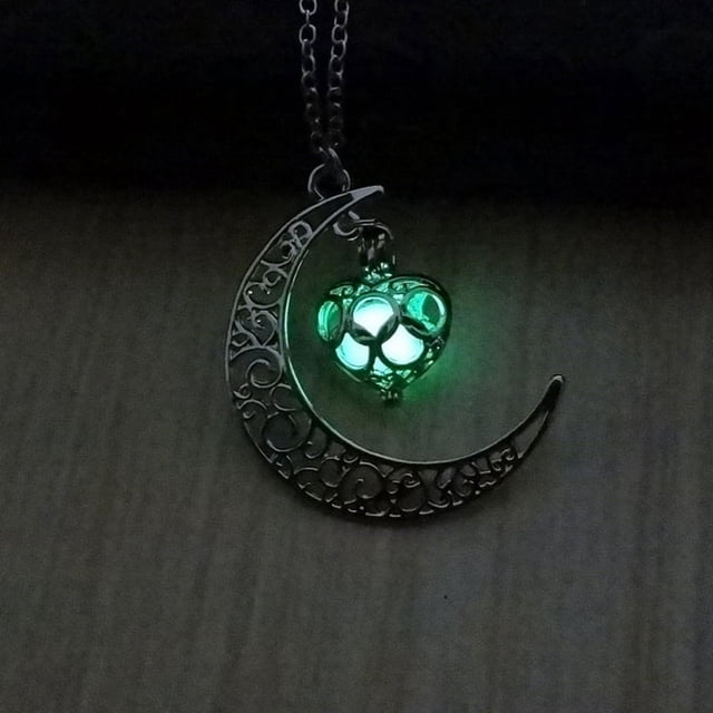Coeur de Lune Mignon Brille dans le Collier Sombre