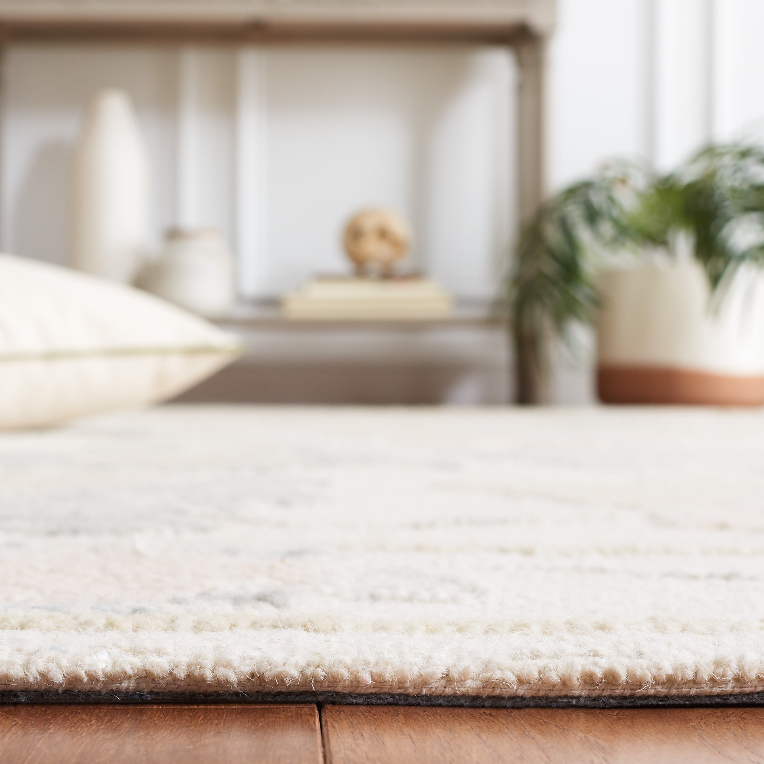 SAFAVIEH Abstract Lysette Floral Area Rug, Ivory/Beige, 3' x 5'