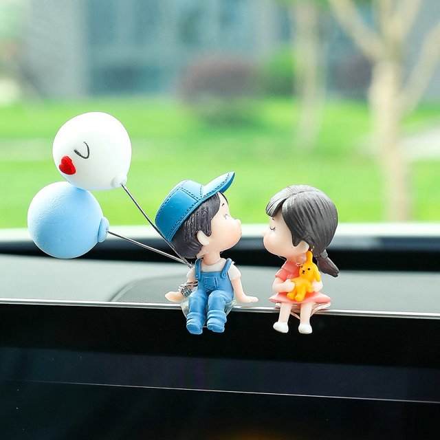Una pareja azul + globo azul y blanco, decoración de personajes, decoración de jardín de resina con globos, decoración de coche de muñeca linda pareja besándose, decoración de salpicadero de coche JM