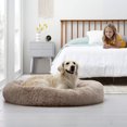 thumbnail image 4 of Brindle Cama tipo donut calmante para perro y gato color Taupe - Antiansiedad, ergonómica y acogedora - Talla Mediana 76 x 76 x 23 cm, 4 of 6