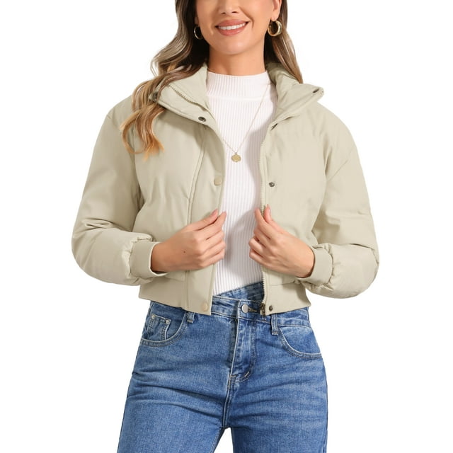 chaqueta bomber de invierno para mujer inspire chic, abrigo holgado acolchado, cortada, color beige — vista frontal centrada de bomber corta beige con cierre de cremallera y botones a presión, capucha integrada, puños y dobladillo elásticos, acolchado esponjoso 100% poliéster; estilo casual de calle, a menudo usada como capa ligera para viajes cortos.