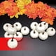 thumbnail image 4 of Fiudx Mini Calabazas Decorativas, Calabazas de Espuma Realistas de Otoño, Paquete de 12, Colores Blanco y Amarillo, Tamaño Pequeño, Decoración para El Hogar y El Jardín, Temáticas de Halloween y Acci, 4 of 6