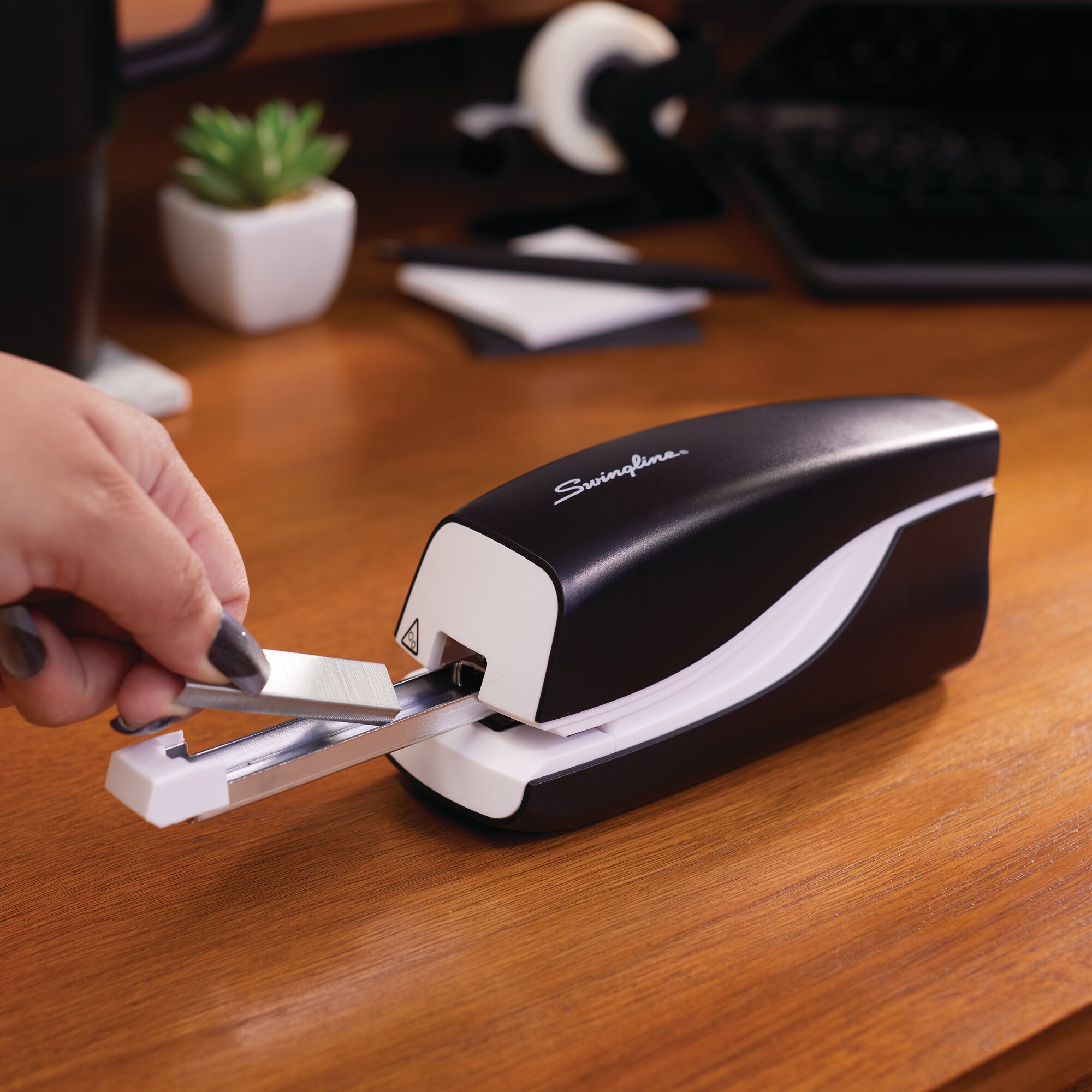 Swingline Breeze Automatic Stapler, Battery Powered, 20 Sheets, Black