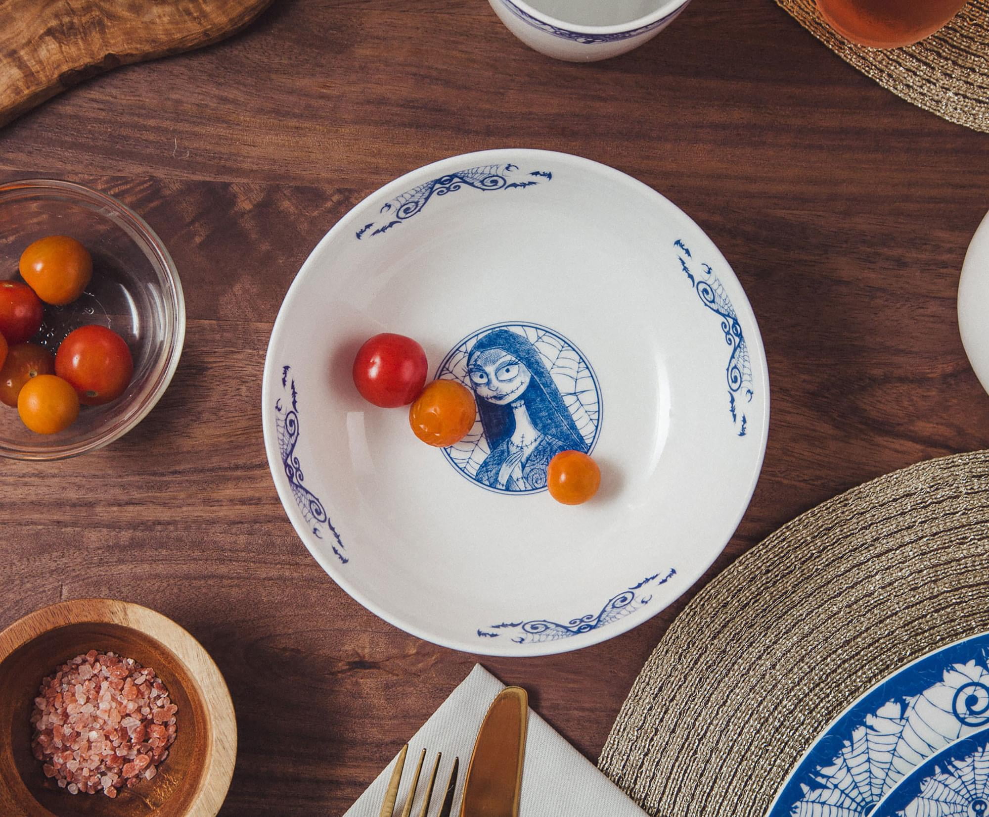 Disney christmas clearance dinnerware