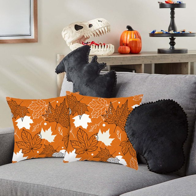 decoraciones de halloween, funda de cojín para sofá de acción de gracias, funda de cojín de calabaza, funda de cojín de calabaza naranja y blanca de otoño, regalo festivo, adecuada para sala de estar Dos fundas 45x45cm con estampado otoñal de calabaza y hojas: fondo naranja con hojas blancas y trazos negros, poliéster con cremallera invisible; dispuestas sobre sofá gris junto a cojines negros, ideales también como regalo festivo para sala o dormitorio.
