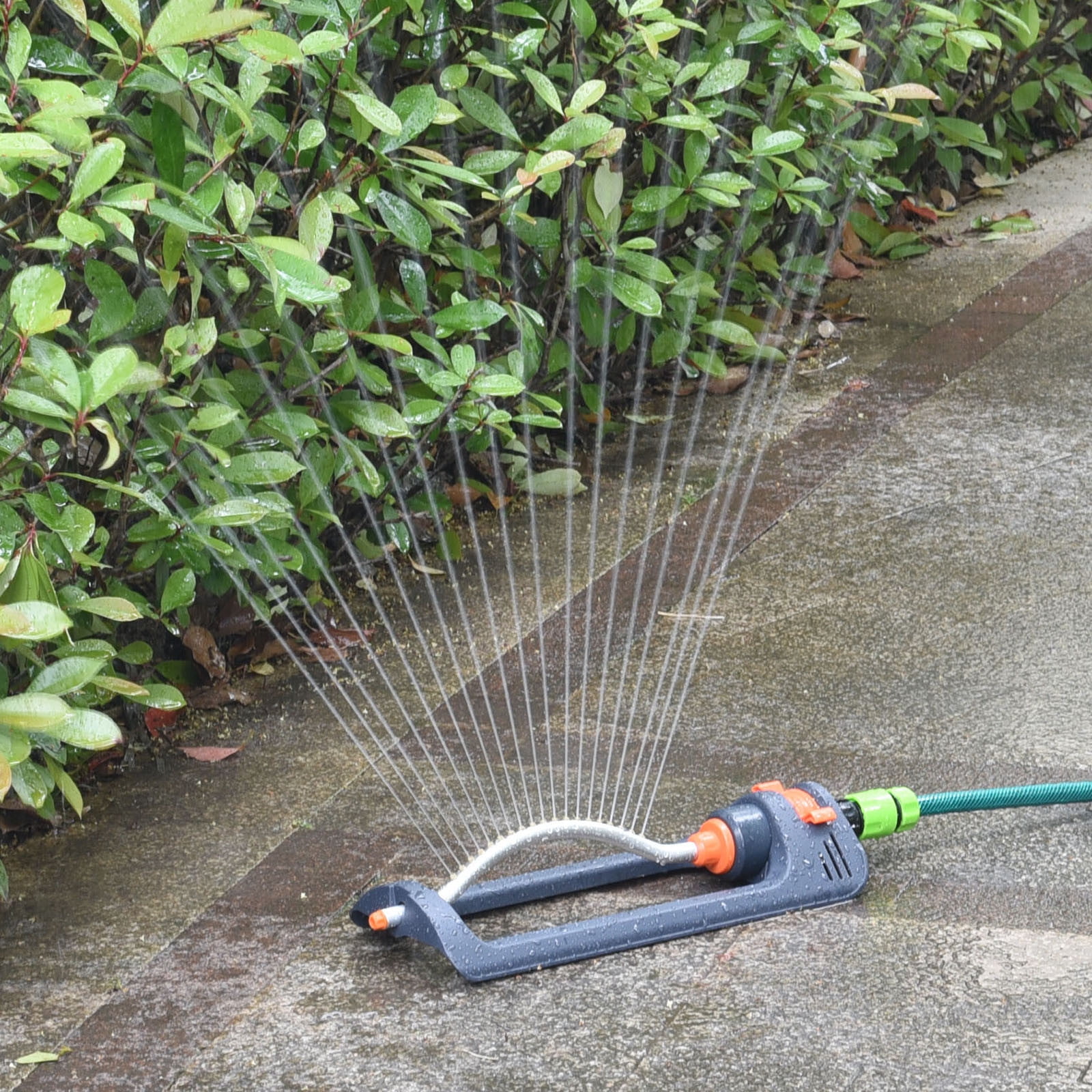 19-hole Lawn Sprinkler, Metal Oscillating Sprinkler with Brass Nozzles, Garden Watering Tool, Adjustable Spray Modes, Plastic and Aluminum Alloy Construction, Perfect for Lawns, Covers up to 8-10m