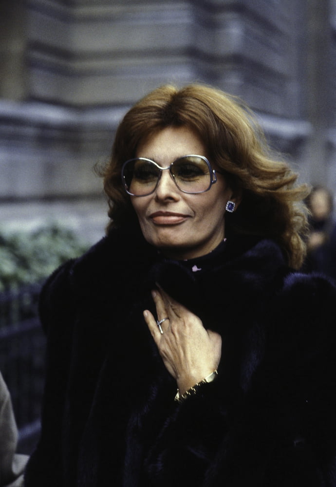 Sophia Loren wearing sunglasses Photo Print - Walmart.com - Walmart.com