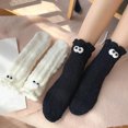 thumbnail image 2 of 2 pares de calcetines divertidos y esponjosos con ojos grandes para mujer, calcetines de dormir cálidos y peludos, calcetines gruesos y acogedores de invierno para descansar y dormir en interiores., 2 of 8