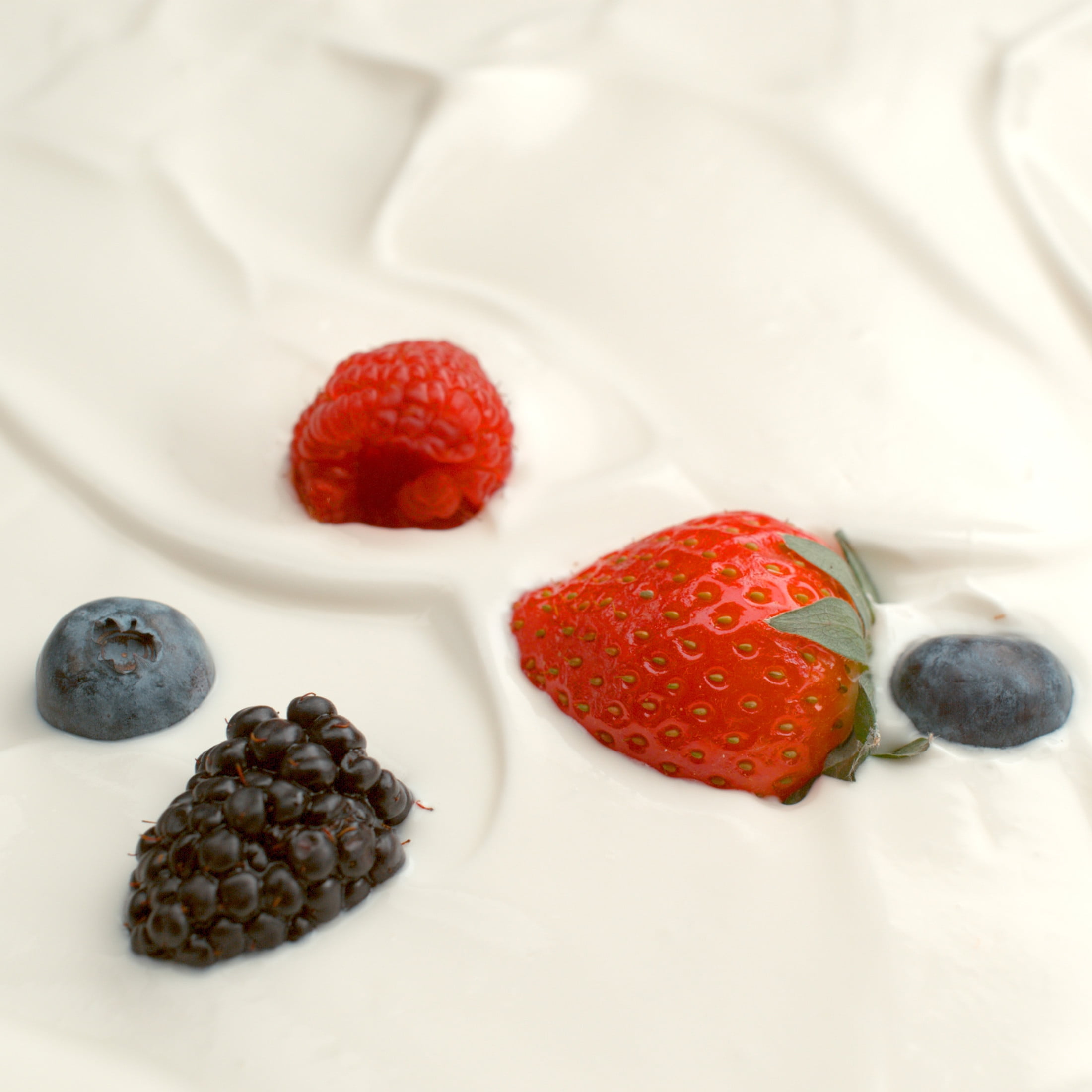 Noosa Yoghurt, Whole Milk Yogurt, Velvety Smooth & Creamy, Mixed Berry, Single Serve 4 oz