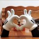 thumbnail image 5 of Mano de Mickey Mouse con corazón de amor, decoración de mesa, decoración del hogar, colección de adornos, modelo, figura, regalos, juguetes, 5 of 5