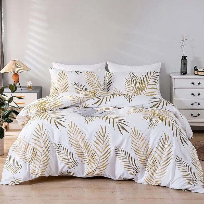 – Duvet cover 220x240 cm – 2 pillowcases 50x75 cm – 100% microfiber – Golden tropical leaf pattern – Zipper closure