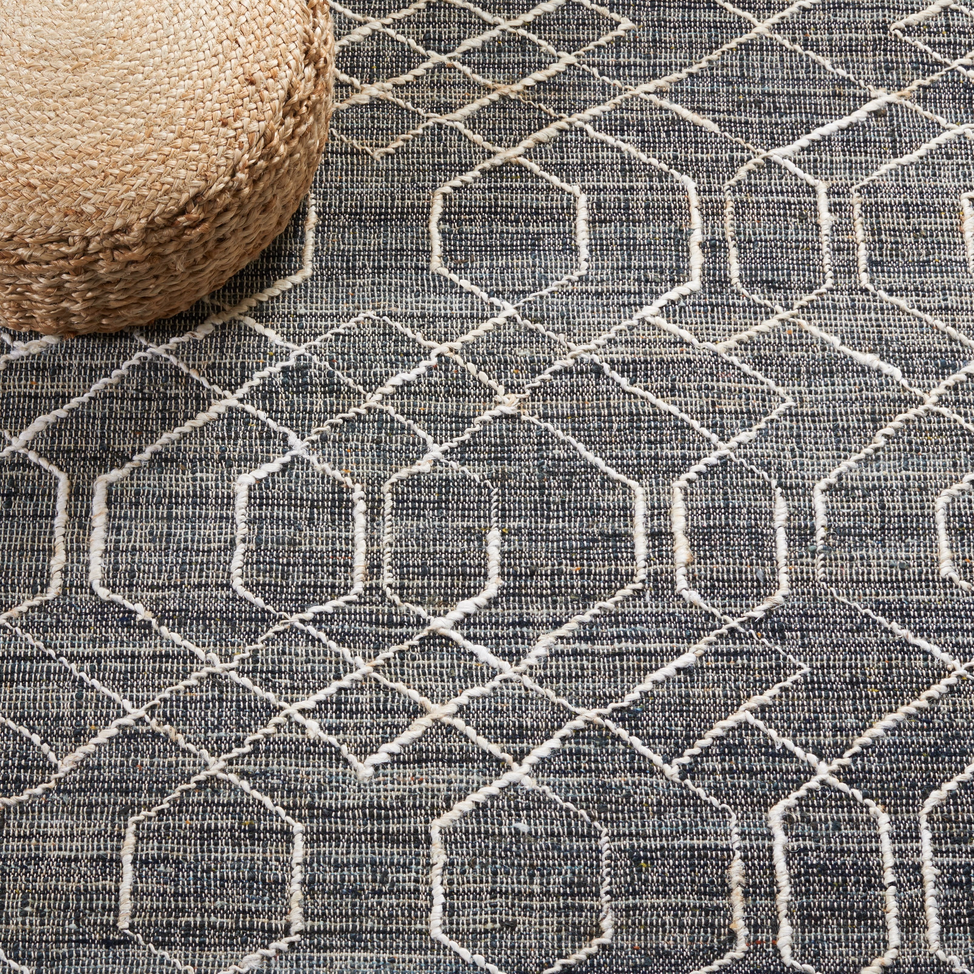 SAFAVIEH Natural Fiber Joleen Geometric Area Rug, Black/Ivory, 6' x 6' Round