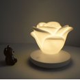 thumbnail image 5 of Luz de noche de flor rosa, lámpara de escritorio LED con carga USB, luz de atmósfera de silicona, color blanco, 5 of 5