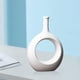 thumbnail image 2 of Jarrón de cerámica decorativo con diseño hueco y maceta moderna para mesa de comedor. Blanco, 2 of 7