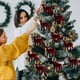 thumbnail image 2 of Diseño clásico multiusos: cada juego incluye 1 planeta extraterrestre navideño, disponible en rojo y verde, lo que lo hace perfecto para decorar árboles de Navidad, coronas o cualquier escena festiva., 2 of 6