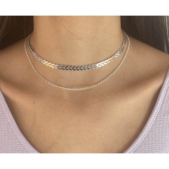 17 Main Silvertone Arrow Necklace