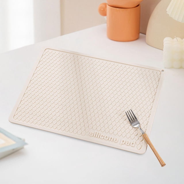 tapete absorbente para café, bandeja para fregadero, almohadilla seca, multiusos, antideslizante, de silicona, escurridor de platos para cocina Alfombrilla blanca de silicona 40x30 cm con textura en relieve tipo rombo, borde elevado y ojillo para colgar; vista cenital en encimera con un tenedor sobre la superficie que muestra drenaje y agarre antideslizante; a menudo usado como base multifuncional para vajilla y utensilios.