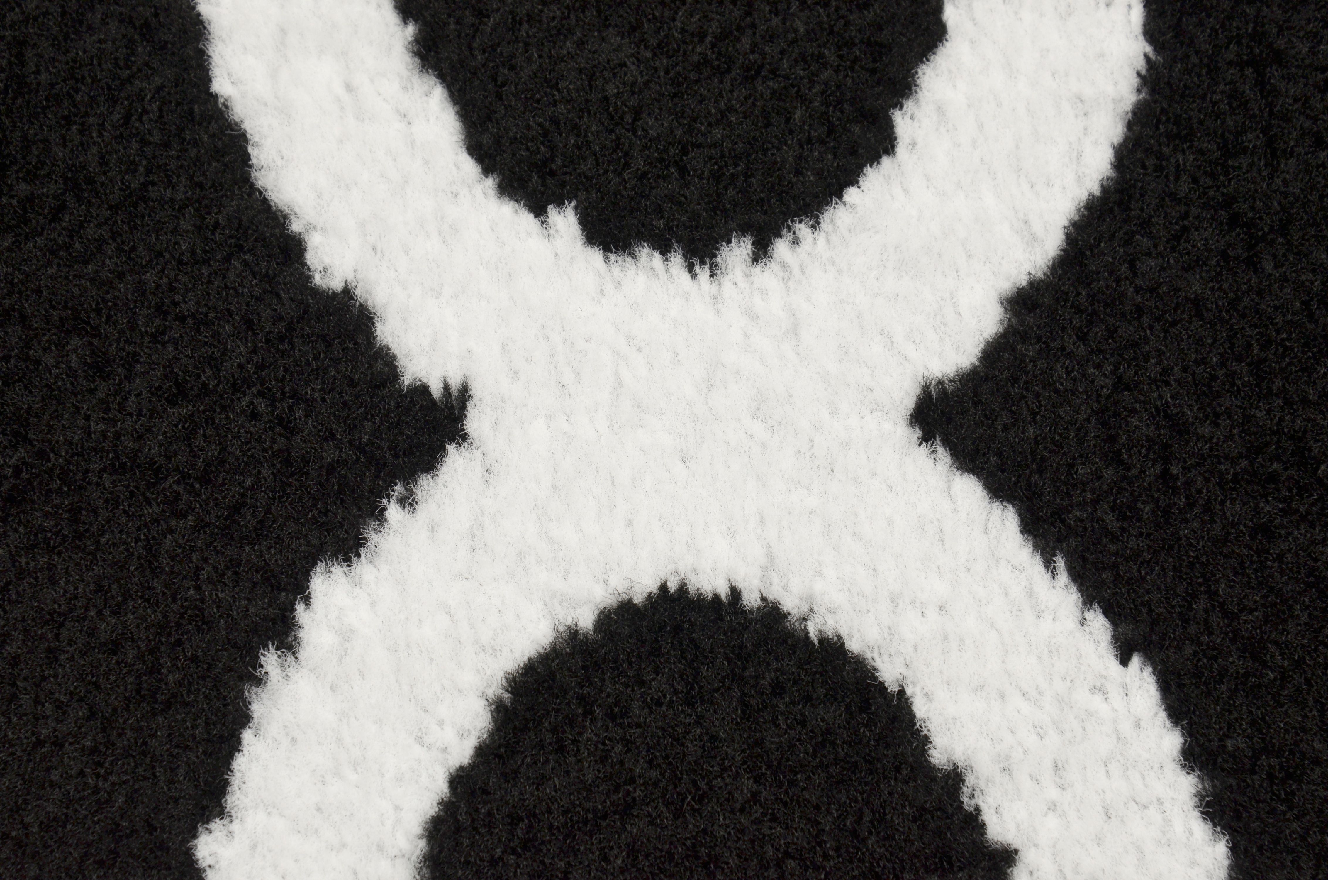 Mainstays Quatrefoil Black/White 5'x7' Geometric Indoor Area Rug - image 4 of 5