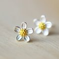 thumbnail image 4 of Minnieouse 1 par de pendientes de flores para mujer para ceremonia de boda, diseño Simple para banquete, pendientes de tuerca para niñas, Ropa, zapatos y accesorios Miscelánea, 4 of 6