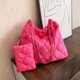 thumbnail image 1 of Bolso de hombro a la moda para mujer, bolso de hombro acolchado suave, bolso de viaje (rojo rosa), 1 of 8