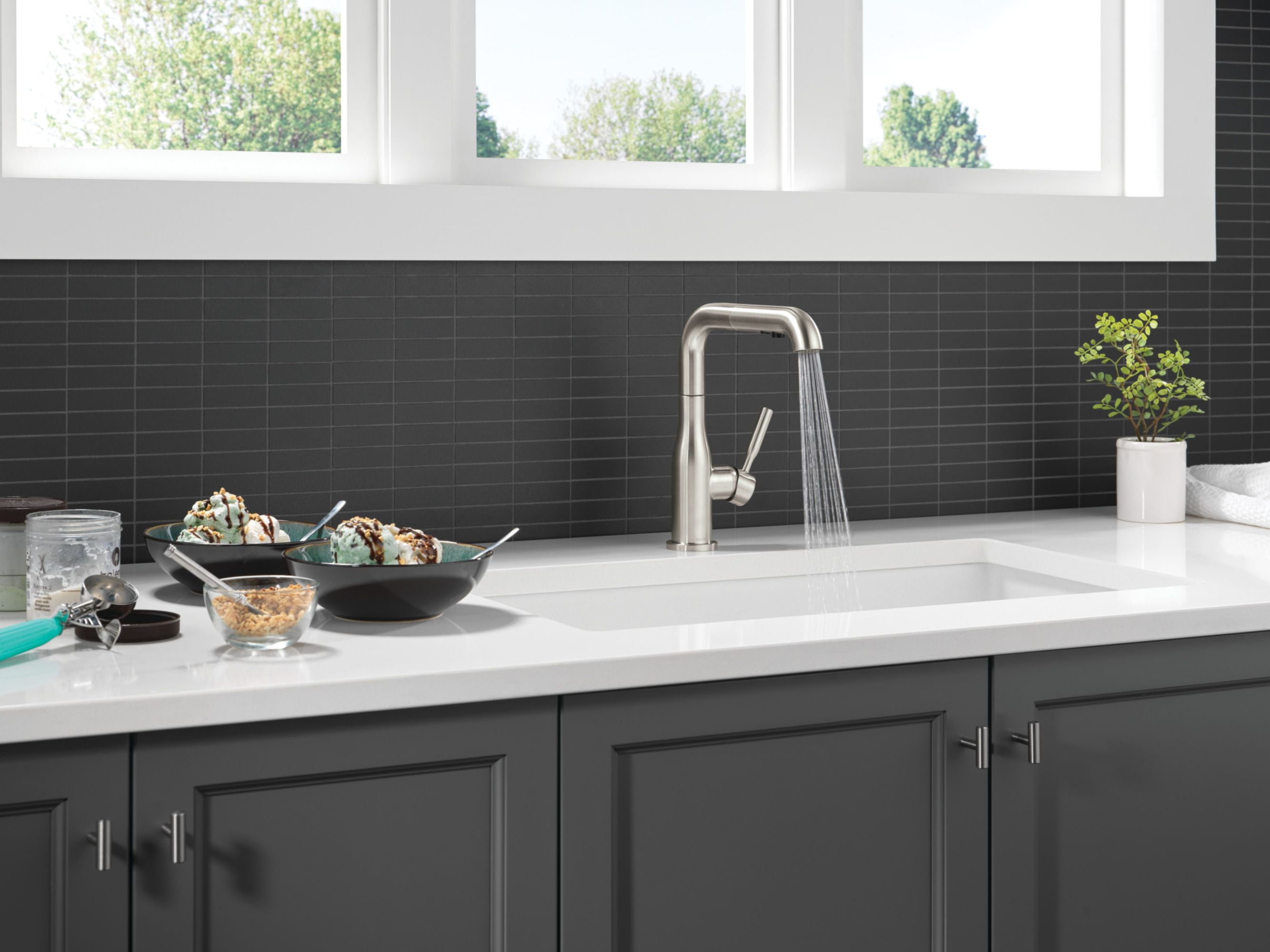 Delta 16943-BL-DST Almari 1.8 GPM Single Handle Pull Out Kitchen Faucet - Black
